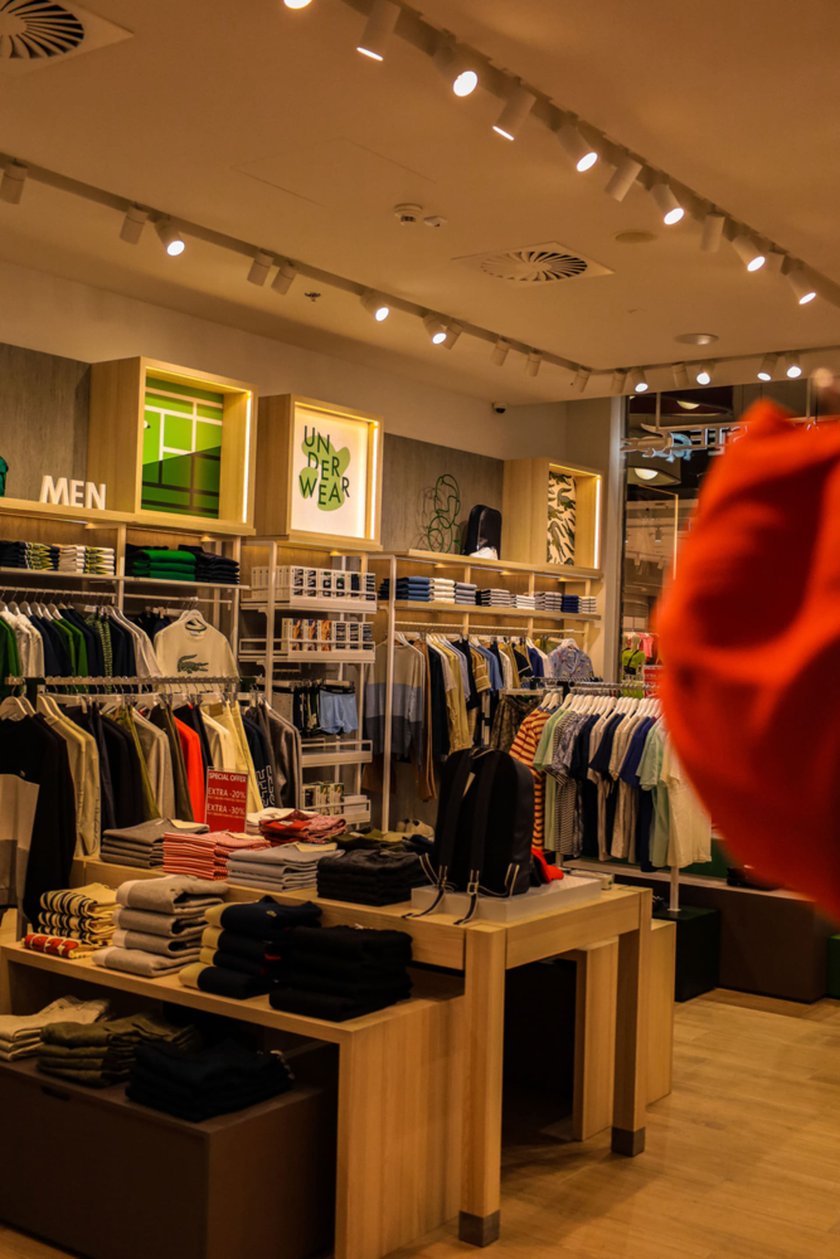 Lacoste w centrum handlowym Wrocław Fashion Outlet (dawne Factory) przy ul Granicznej