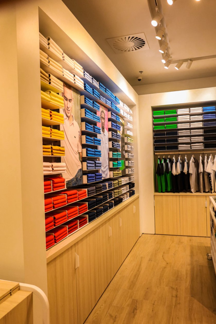 Lacoste w centrum handlowym Wrocław Fashion Outlet (dawne Factory) przy ul Granicznej