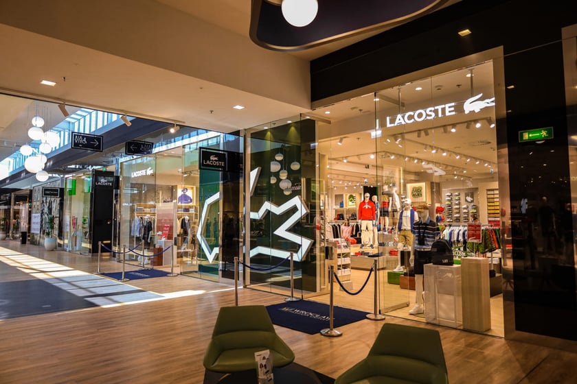 Lacoste w centrum handlowym Wrocław Fashion Outlet (dawne Factory) przy ul Granicznej