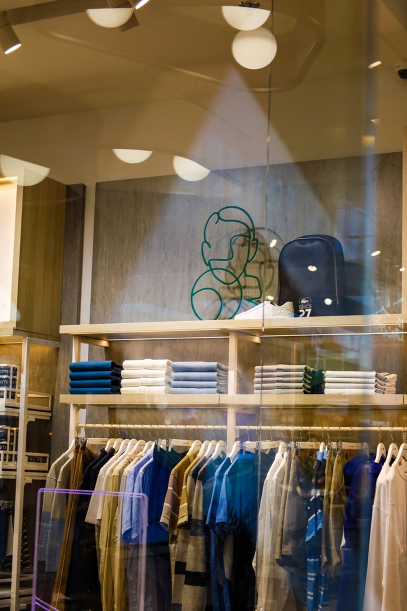 Lacoste w centrum handlowym Wrocław Fashion Outlet (dawne Factory) przy ul Granicznej