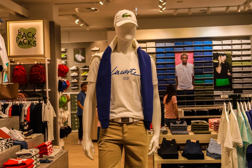 Lacoste w centrum handlowym Wrocław Fashion Outlet (dawne Factory) przy ul Granicznej