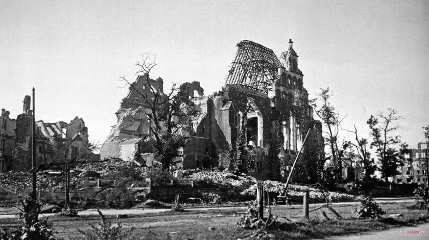 Rok 1945, zniszczony kościół św. Pawła / źródło: Muzeum Architektury we Wrocławiu, autor: Krystyna Gorazdowska / fotopolska.eu