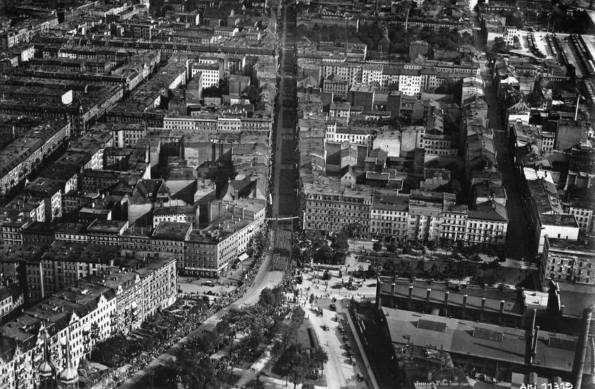 1933 , Część przedmieścia Mikołajskiego od Placu Strzegomskiego w kierunku centrum. Źródło: Bildarchiv Foto Marburg, fotopolska.eu