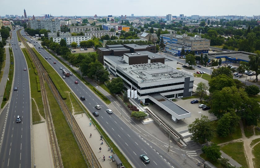 27 czerwca 2015 , u. Legnicka widziana znad pl. Strzegomskiego. Źródło: Columba livia, fotopolska.eu