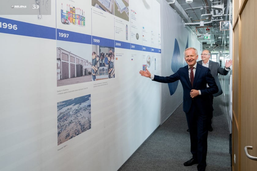 Obchody 30. rocznicy założenia Seleny połączone zostały z uroczystym otwarciem nowej siedziby centrali Grupy. Selena przeniosła się do budynku w kompleksie Business Garden przy ul. Legnickiej we Wrocławiu.