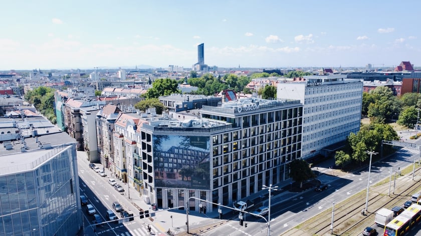 Nowy, wrocławski apartamentowiec znajduje się przy ulicy Romualda Traugutta