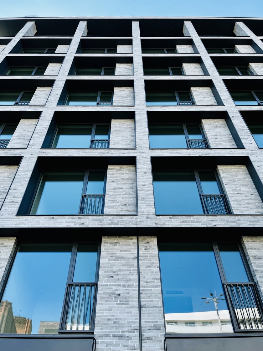 Nowy, wrocławski apartamentowiec znajduje się przy ulicy Romualda Traugutta