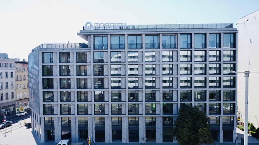 Nowy, wrocławski apartamentowiec znajduje się przy ulicy Romualda Traugutta