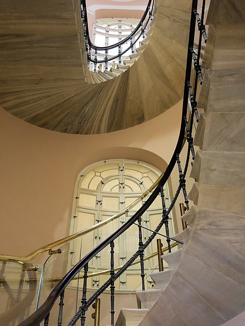 Fantazyjnie zakręcone i przepięknie wykonane ? schody we wrocławskich kamienicach i budynkach użyteczności publicznej