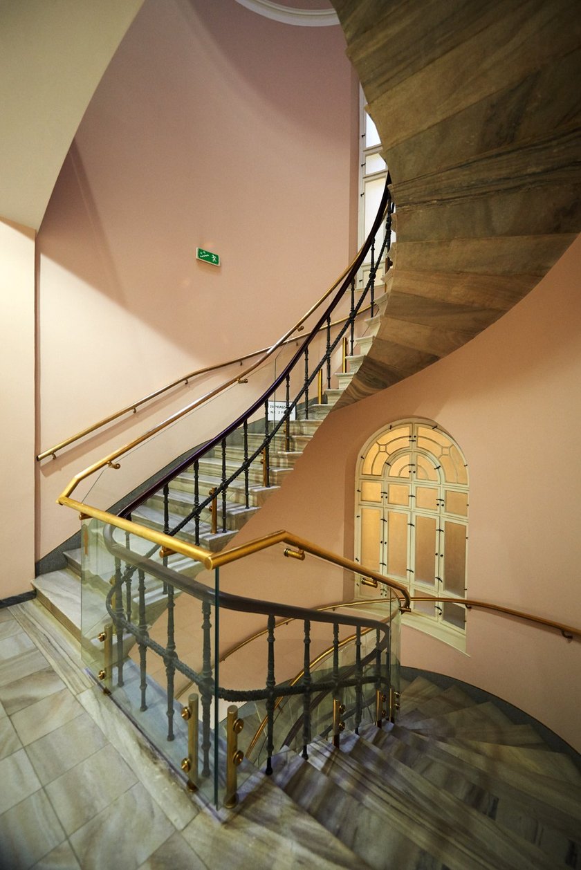 Fantazyjnie zakręcone i przepięknie wykonane ? schody we wrocławskich kamienicach i budynkach użyteczności publicznej