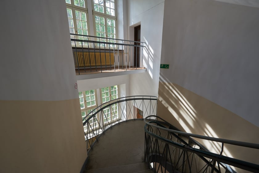 Fantazyjnie zakręcone i przepięknie wykonane ? schody we wrocławskich kamienicach i budynkach użyteczności publicznej