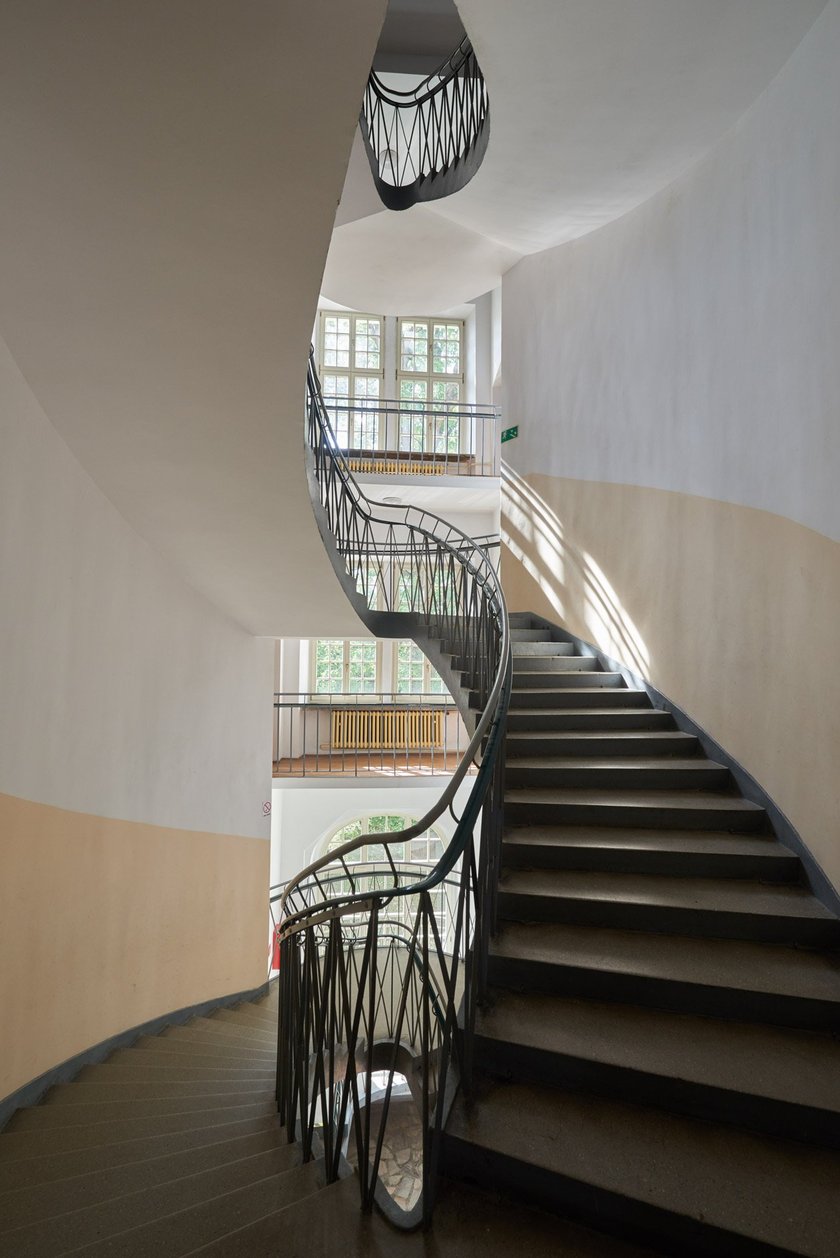 Fantazyjnie zakręcone i przepięknie wykonane ? schody we wrocławskich kamienicach i budynkach użyteczności publicznej