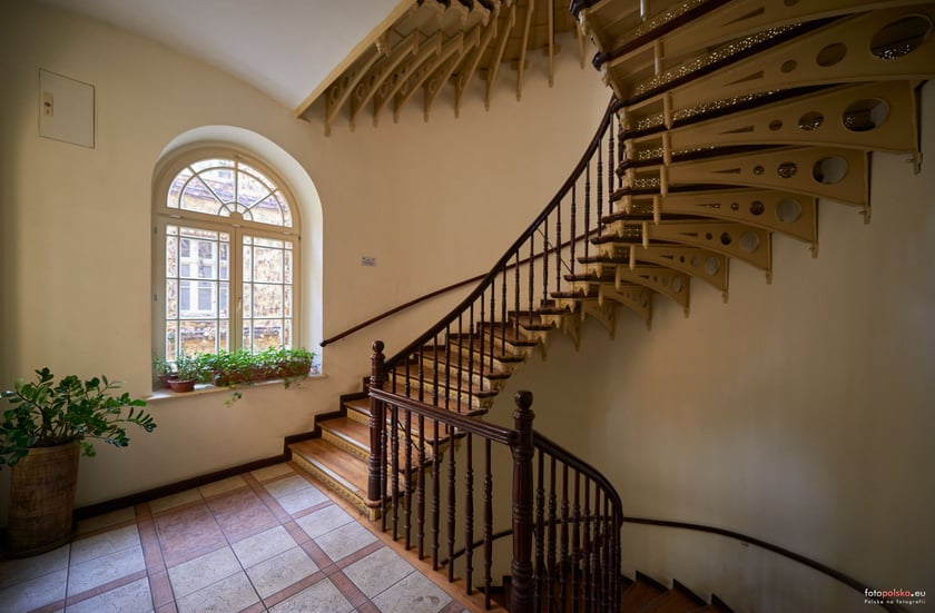 Fantazyjnie zakręcone i przepięknie wykonane ? schody we wrocławskich kamienicach i budynkach użyteczności publicznej