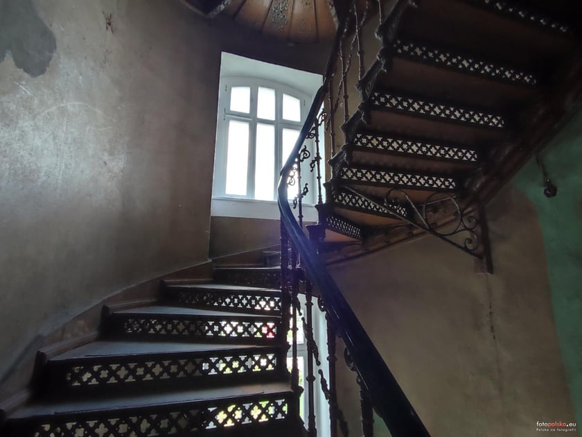 Fantazyjnie zakręcone i przepięknie wykonane ? schody we wrocławskich kamienicach i budynkach użyteczności publicznej