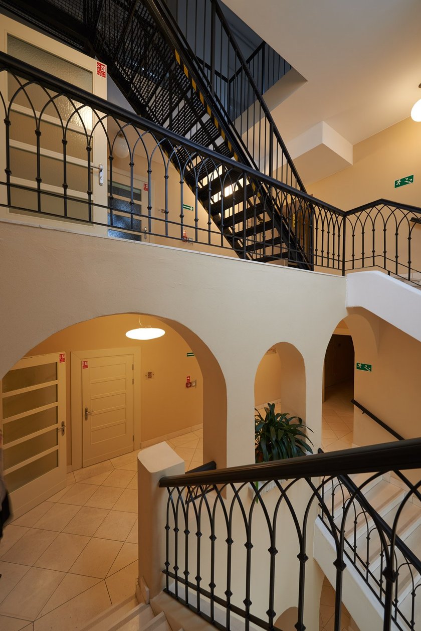 Fantazyjnie zakręcone i przepięknie wykonane ? schody we wrocławskich kamienicach i budynkach użyteczności publicznej