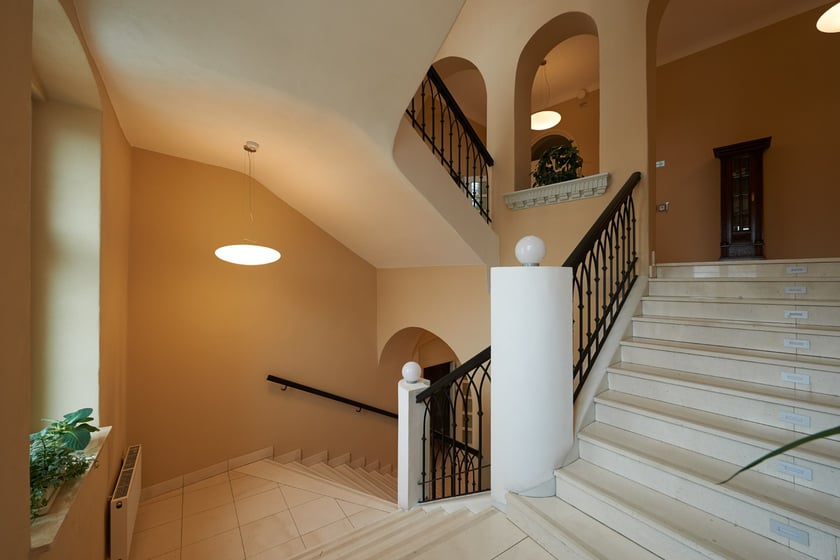 Fantazyjnie zakręcone i przepięknie wykonane ? schody we wrocławskich kamienicach i budynkach użyteczności publicznej