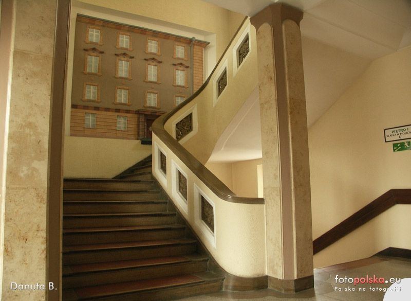 Fantazyjnie zakręcone i przepięknie wykonane ? schody we wrocławskich kamienicach i budynkach użyteczności publicznej