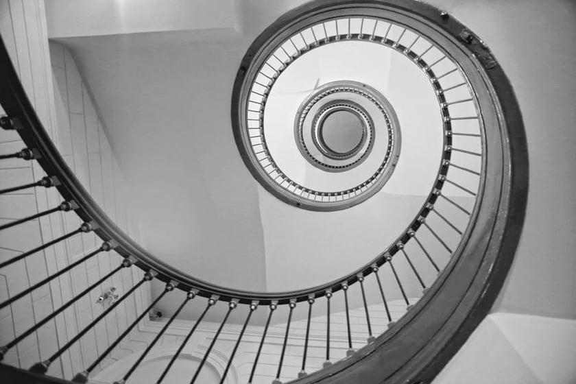 Fantazyjnie zakręcone i przepięknie wykonane ? schody we wrocławskich kamienicach i budynkach użyteczności publicznej