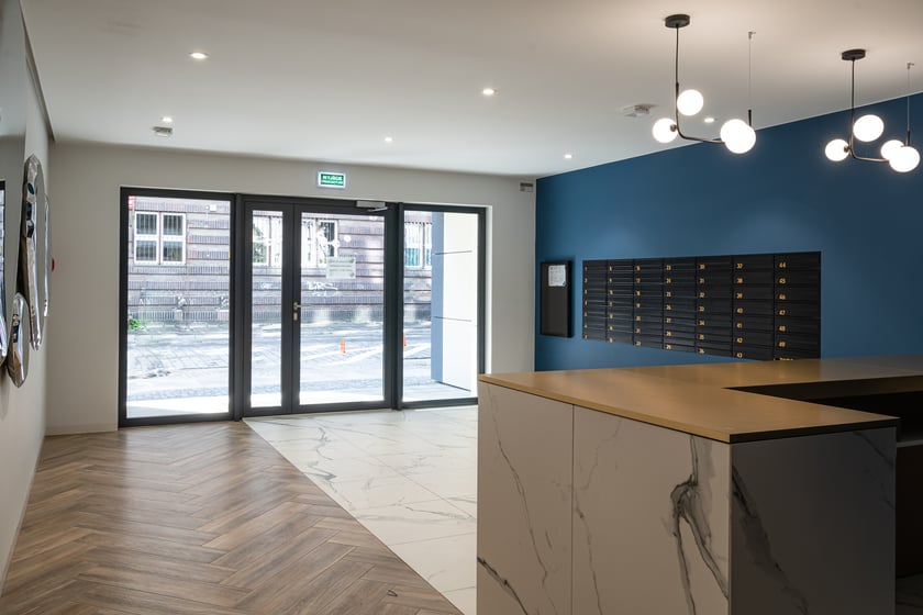 Na zdjęciu widać nowy apartamentowiec, który został wybudowany w sercu Wrocławia,  przy ul. Haukego-Bosaka 18 i 20