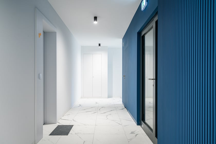 Na zdjęciu widać nowy apartamentowiec, który został wybudowany w sercu Wrocławia,  przy ul. Haukego-Bosaka 18 i 20