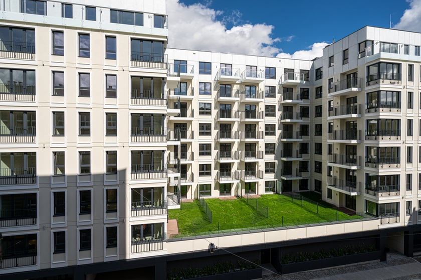 Na zdjęciu widać nowy apartamentowiec, który został wybudowany w sercu Wrocławia,  przy ul. Haukego-Bosaka 18 i 20