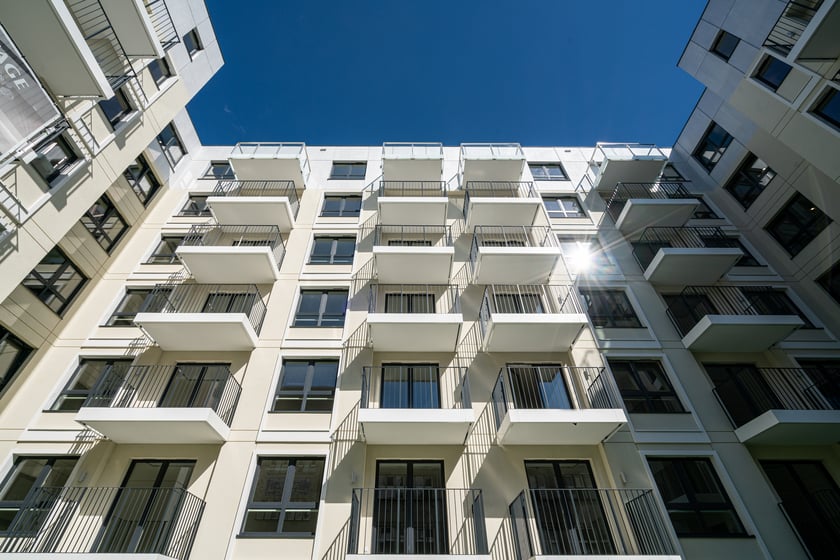 Na zdjęciu widać nowy apartamentowiec, który został wybudowany w sercu Wrocławia,  przy ul. Haukego-Bosaka 18 i 20