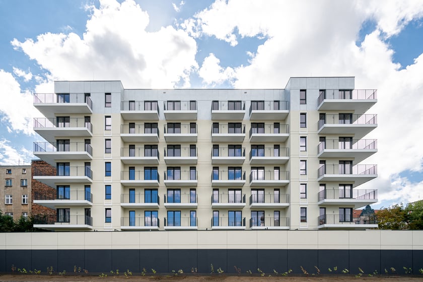 Na zdjęciu widać nowy apartamentowiec, który został wybudowany w sercu Wrocławia,  przy ul. Haukego-Bosaka 18 i 20