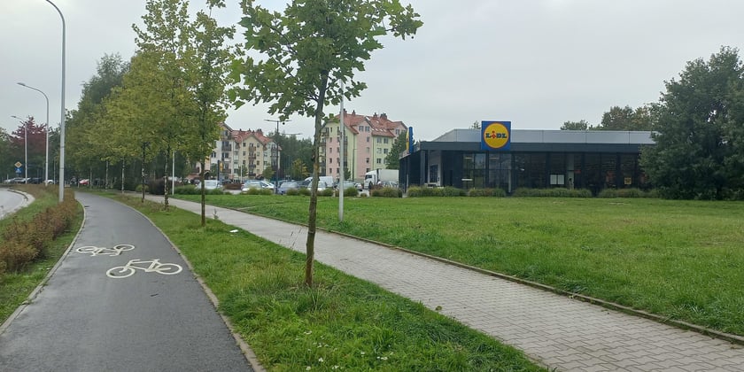 Centrum handlowo-usługowe przy ul. Wojanowskiej na Stabłowicach: sklepy, lokale usługowe