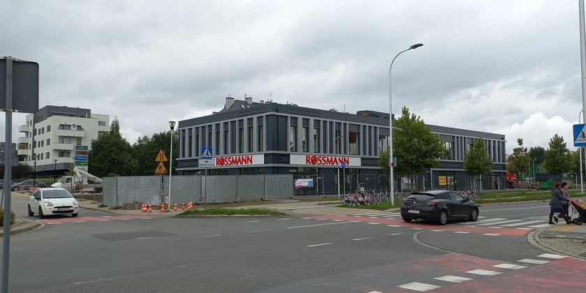 Centrum handlowo-usługowe przy ul. Wojanowskiej na Stabłowicach: sklepy, lokale usługowe