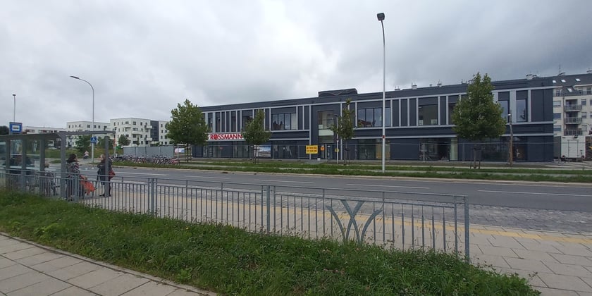 Centrum handlowo-usługowe przy ul. Wojanowskiej na Stabłowicach: sklepy, lokale usługowe