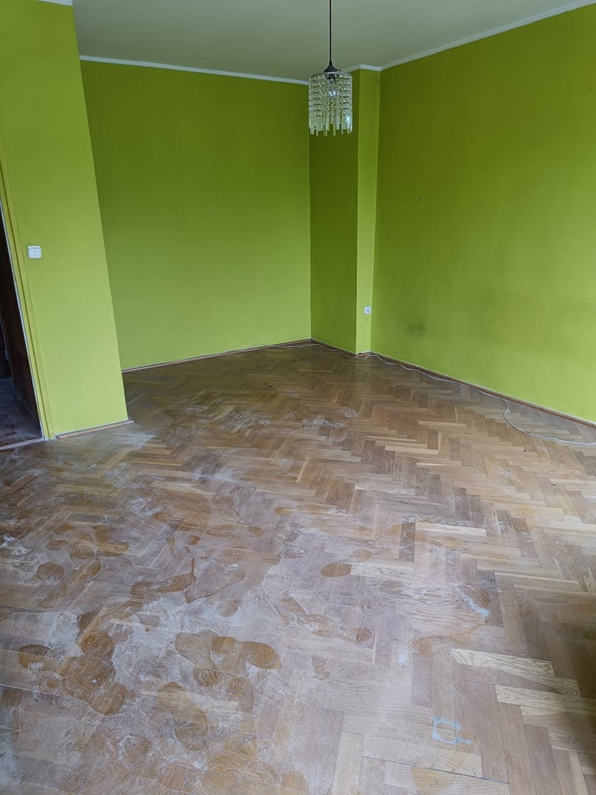 Jesionowa 32/4, Krzyki. Powierzchnia: 36,40 m?. Cena wywoławcza: 370 000 zł. Lokal mieszkalny składa się z pokoju, przedpokoju, kuchni, łazienki oraz przynależnej komórki w piwnicy o powierzchni 2,85 m?. Lokal położony na I piętrze (II kondygnacja). Data przetargu: 29.09.2023.