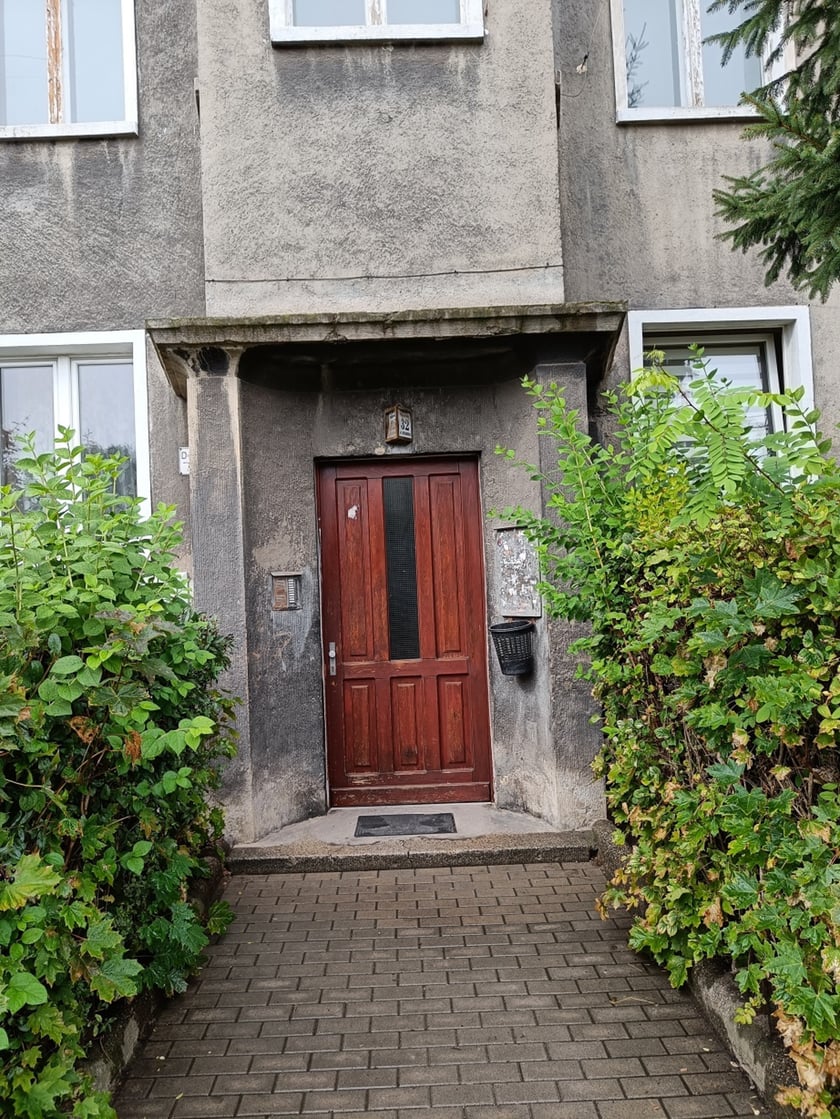 Jesionowa 32/4, Krzyki. Powierzchnia: 36,40 m?. Cena wywoławcza: 370 000 zł. Lokal mieszkalny składa się z pokoju, przedpokoju, kuchni, łazienki oraz przynależnej komórki w piwnicy o powierzchni 2,85 m?. Lokal położony na I piętrze (II kondygnacja). Data przetargu: 29.09.2023.