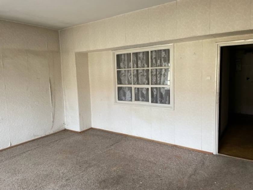 Rynek 16/17/14, Stare Miasto. Powierzchnia lokalu: 38,94 m?. Cena wywoławcza: 500 000 zł. Lokal składa się z jednego pokoju, kuchni, łazienki z wc i przedpokoju. Lokal położony na IV kondygnacji (III piętro). Budynek wpisany jest do rejestru zabytków.