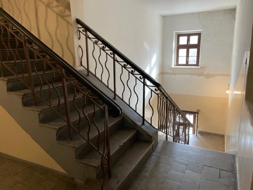 Rynek 16/17/14, Stare Miasto. Powierzchnia lokalu: 38,94 m?. Cena wywoławcza: 500 000 zł. Lokal składa się z jednego pokoju, kuchni, łazienki z wc i przedpokoju. Lokal położony na IV kondygnacji (III piętro). Budynek wpisany jest do rejestru zabytków.