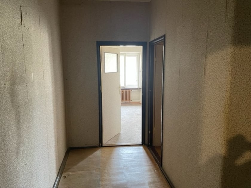 Rynek 16/17/14, Stare Miasto. Powierzchnia lokalu: 38,94 m?. Cena wywoławcza: 500 000 zł. Lokal składa się z jednego pokoju, kuchni, łazienki z wc i przedpokoju. Lokal położony na IV kondygnacji (III piętro). Budynek wpisany jest do rejestru zabytków.