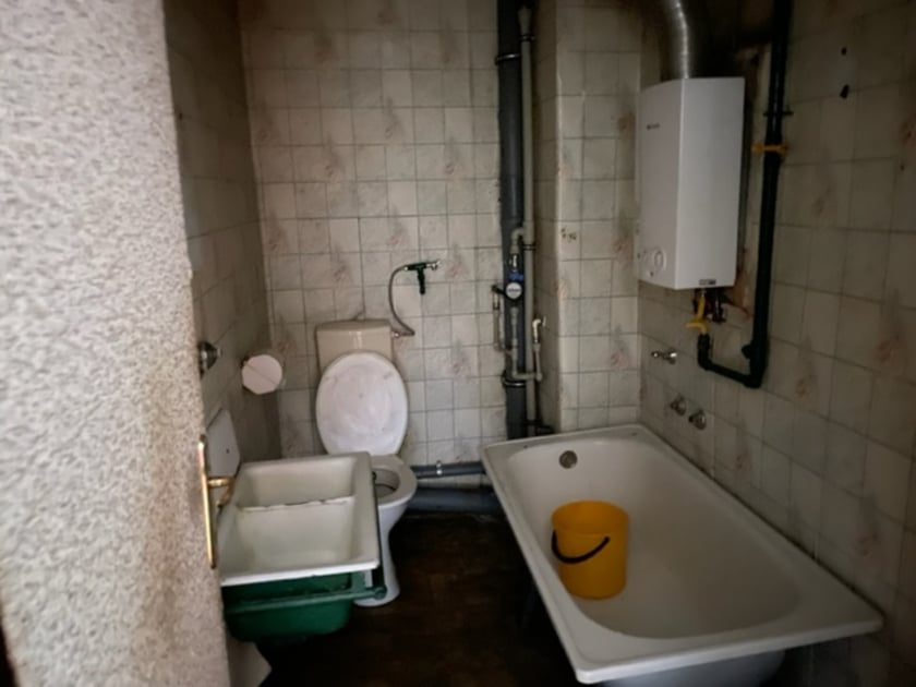 Rynek 16/17/14, Stare Miasto. Powierzchnia lokalu: 38,94 m?. Cena wywoławcza: 500 000 zł. Lokal składa się z jednego pokoju, kuchni, łazienki z wc i przedpokoju. Lokal położony na IV kondygnacji (III piętro). Budynek wpisany jest do rejestru zabytków.