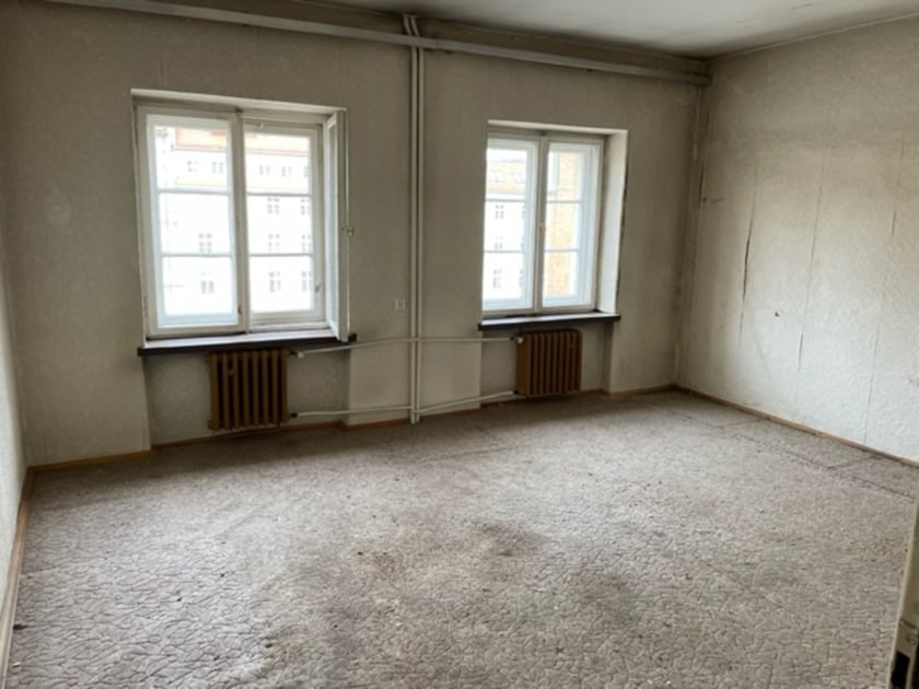 Rynek 16/17/14, Stare Miasto. Powierzchnia lokalu: 38,94 m?. Cena wywoławcza: 500 000 zł. Lokal składa się z jednego pokoju, kuchni, łazienki z wc i przedpokoju. Lokal położony na IV kondygnacji (III piętro). Budynek wpisany jest do rejestru zabytków.