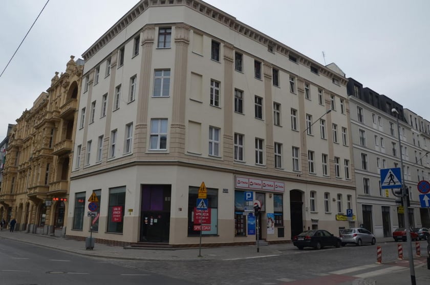 Stawowa 2/7-10, Stare Miasto. Powierzchnia lokalu: 162,02 m?. Cena wywoławcza: 1 470 000 zł. Lokal położony na II piętrze (III kondygnacja). Składa się z sześciu pokoi, kuchni, łazienki, wc, dwóch przedpokoi i garderoby. Do lokalu przynależy komórka w piwnicy o powierzchni 5,50 m?. Data przetargu: 25.09.2023.