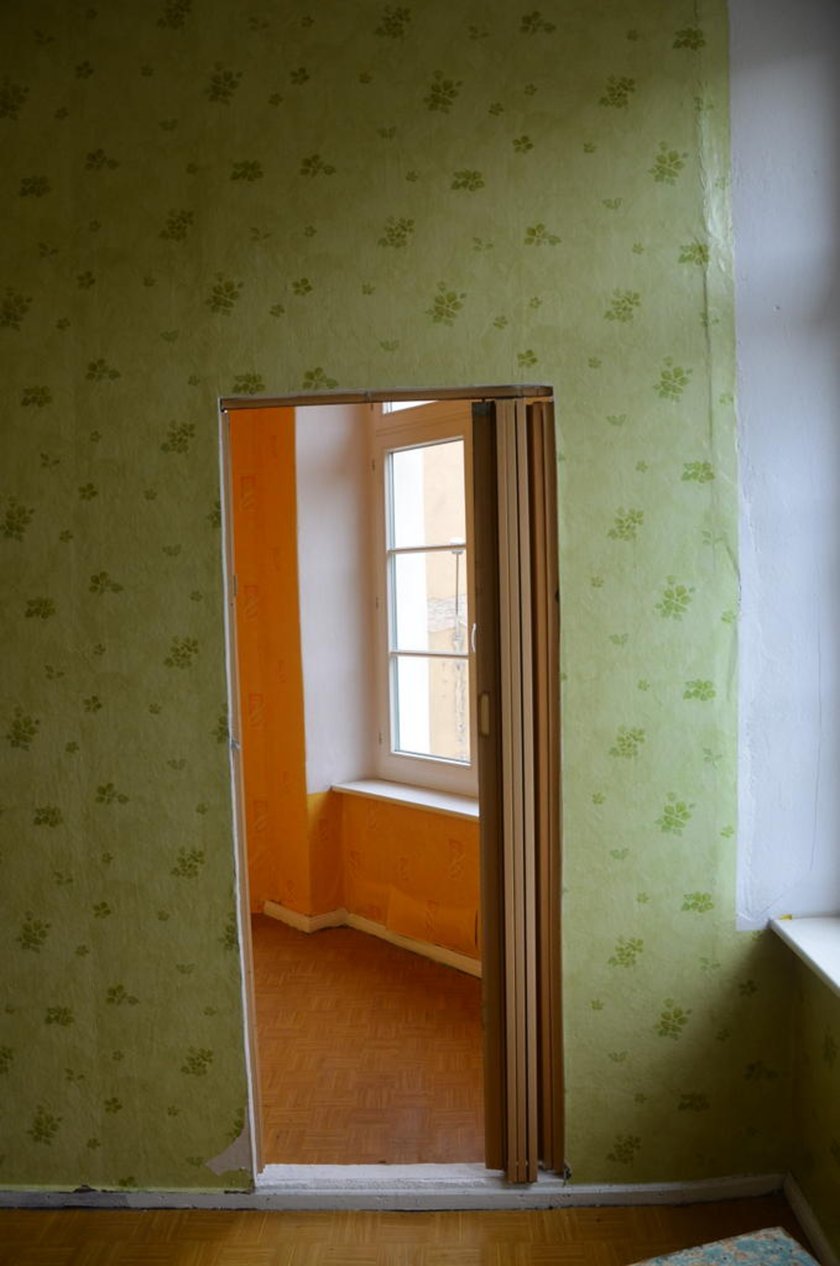 Stawowa 2/7-10, Stare Miasto. Powierzchnia lokalu: 162,02 m?. Cena wywoławcza: 1 470 000 zł. Lokal położony na II piętrze (III kondygnacja). Składa się z sześciu pokoi, kuchni, łazienki, wc, dwóch przedpokoi i garderoby. Do lokalu przynależy komórka w piwnicy o powierzchni 5,50 m?. Data przetargu: 25.09.2023.
