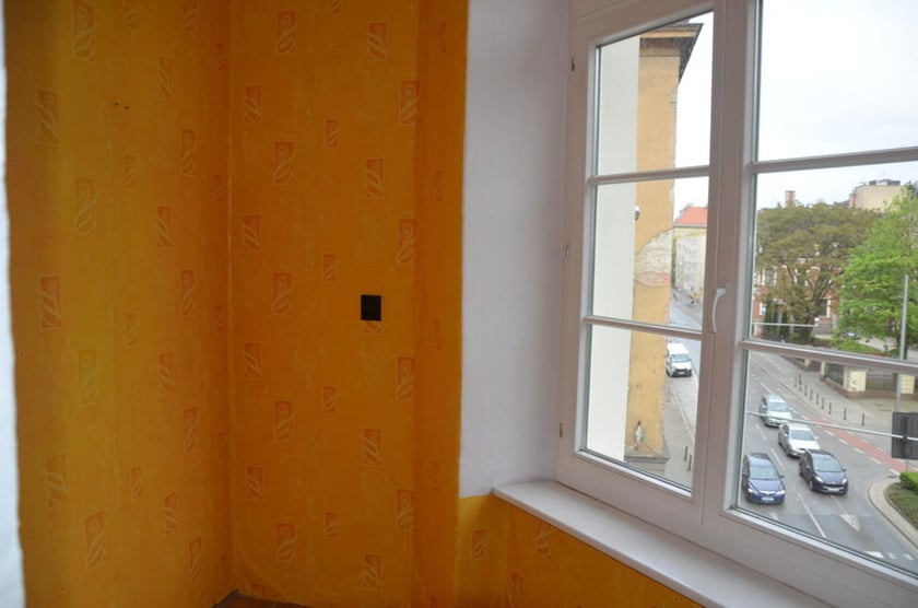 Stawowa 2/7-10, Stare Miasto. Powierzchnia lokalu: 162,02 m?. Cena wywoławcza: 1 470 000 zł. Lokal położony na II piętrze (III kondygnacja). Składa się z sześciu pokoi, kuchni, łazienki, wc, dwóch przedpokoi i garderoby. Do lokalu przynależy komórka w piwnicy o powierzchni 5,50 m?. Data przetargu: 25.09.2023.