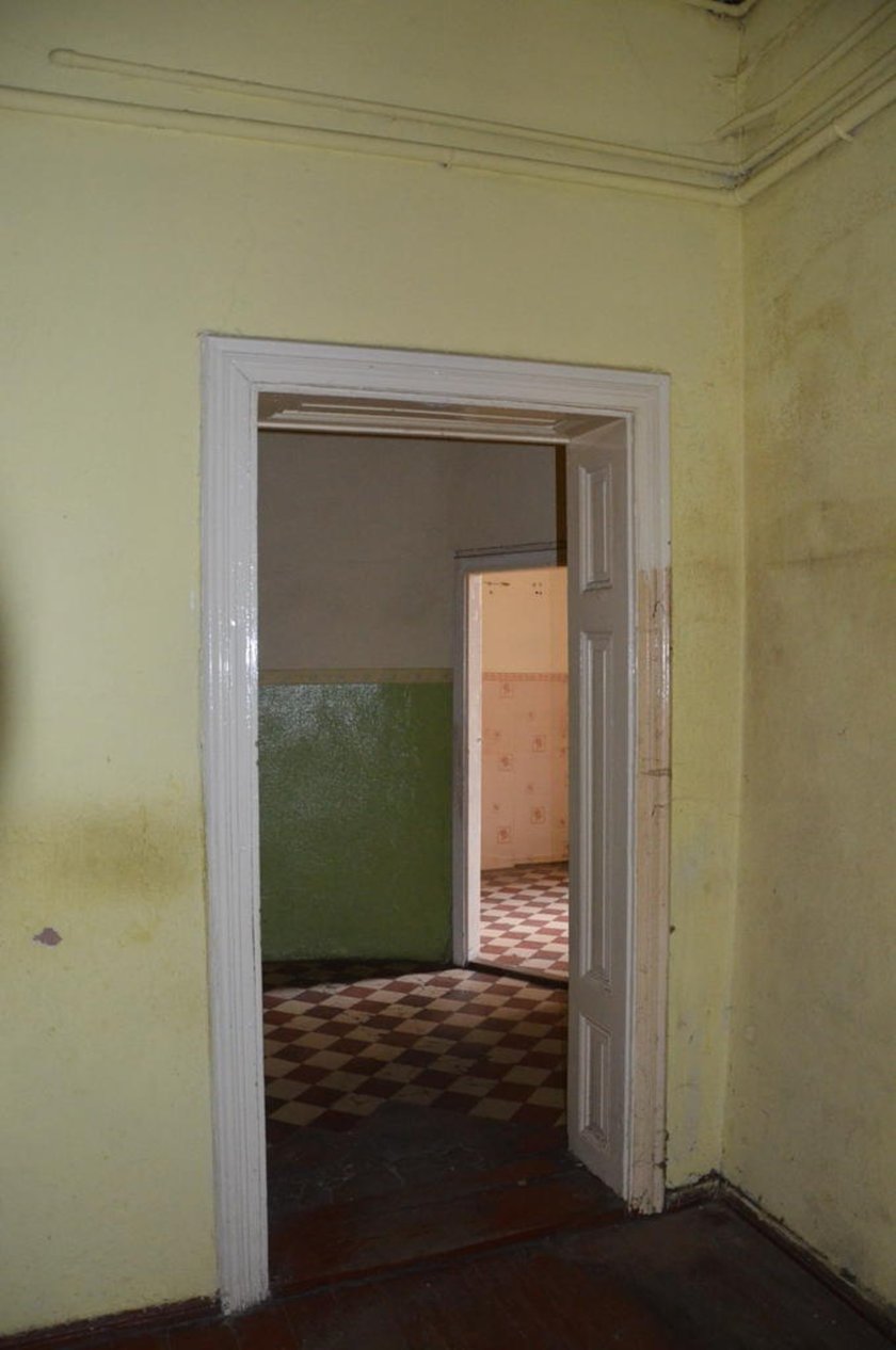 Stawowa 2/7-10, Stare Miasto. Powierzchnia lokalu: 162,02 m?. Cena wywoławcza: 1 470 000 zł. Lokal położony na II piętrze (III kondygnacja). Składa się z sześciu pokoi, kuchni, łazienki, wc, dwóch przedpokoi i garderoby. Do lokalu przynależy komórka w piwnicy o powierzchni 5,50 m?. Data przetargu: 25.09.2023.