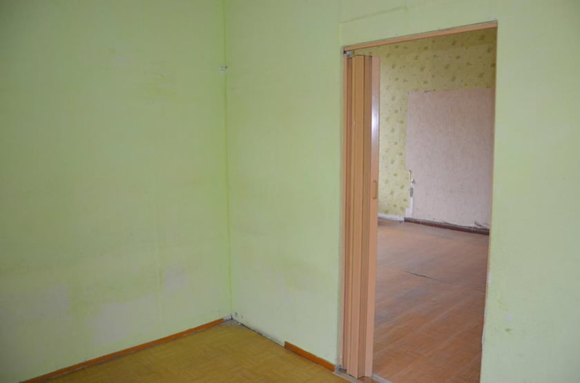 Stawowa 2/7-10, Stare Miasto. Powierzchnia lokalu: 162,02 m?. Cena wywoławcza: 1 470 000 zł. Lokal położony na II piętrze (III kondygnacja). Składa się z sześciu pokoi, kuchni, łazienki, wc, dwóch przedpokoi i garderoby. Do lokalu przynależy komórka w piwnicy o powierzchni 5,50 m?. Data przetargu: 25.09.2023.