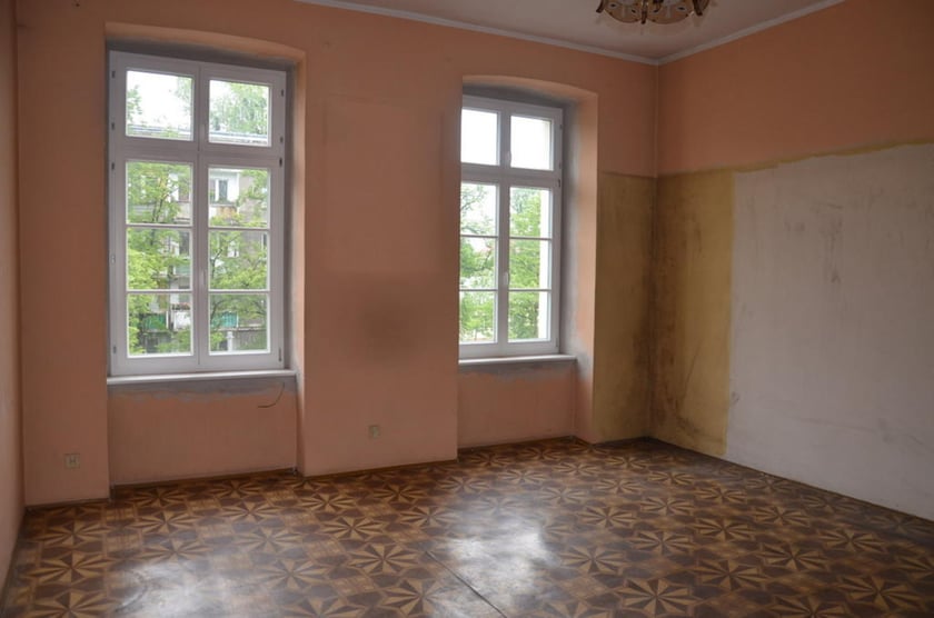 Stawowa 2/7-10, Stare Miasto. Powierzchnia lokalu: 162,02 m?. Cena wywoławcza: 1 470 000 zł. Lokal położony na II piętrze (III kondygnacja). Składa się z sześciu pokoi, kuchni, łazienki, wc, dwóch przedpokoi i garderoby. Do lokalu przynależy komórka w piwnicy o powierzchni 5,50 m?. Data przetargu: 25.09.2023.