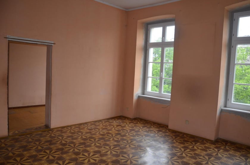 Stawowa 2/7-10, Stare Miasto. Powierzchnia lokalu: 162,02 m?. Cena wywoławcza: 1 470 000 zł. Lokal położony na II piętrze (III kondygnacja). Składa się z sześciu pokoi, kuchni, łazienki, wc, dwóch przedpokoi i garderoby. Do lokalu przynależy komórka w piwnicy o powierzchni 5,50 m?. Data przetargu: 25.09.2023.