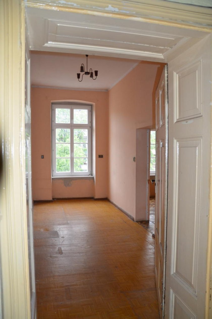 Stawowa 2/7-10, Stare Miasto. Powierzchnia lokalu: 162,02 m?. Cena wywoławcza: 1 470 000 zł. Lokal położony na II piętrze (III kondygnacja). Składa się z sześciu pokoi, kuchni, łazienki, wc, dwóch przedpokoi i garderoby. Do lokalu przynależy komórka w piwnicy o powierzchni 5,50 m?. Data przetargu: 25.09.2023.