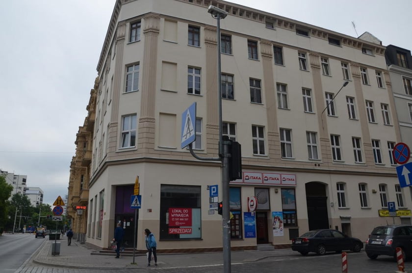 Stawowa 2/7-10, Stare Miasto. Powierzchnia lokalu: 162,02 m?. Cena wywoławcza: 1 470 000 zł. Lokal położony na II piętrze (III kondygnacja). Składa się z sześciu pokoi, kuchni, łazienki, wc, dwóch przedpokoi i garderoby. Do lokalu przynależy komórka w piwnicy o powierzchni 5,50 m?. Data przetargu: 25.09.2023.