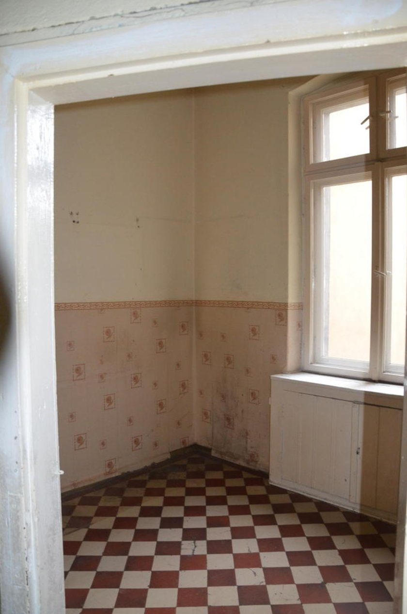 Stawowa 2/7-10, Stare Miasto. Powierzchnia lokalu: 162,02 m?. Cena wywoławcza: 1 470 000 zł. Lokal położony na II piętrze (III kondygnacja). Składa się z sześciu pokoi, kuchni, łazienki, wc, dwóch przedpokoi i garderoby. Do lokalu przynależy komórka w piwnicy o powierzchni 5,50 m?. Data przetargu: 25.09.2023.