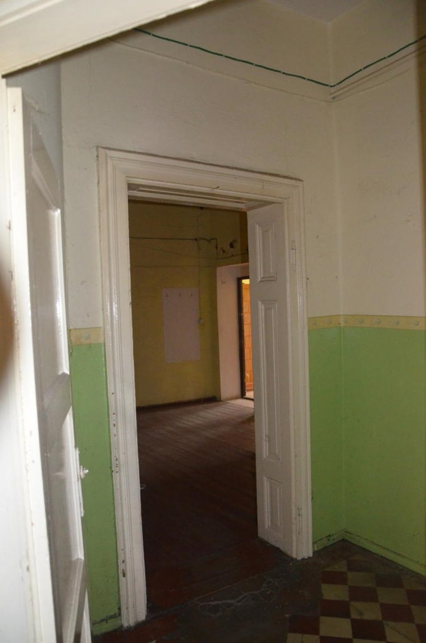 Stawowa 2/7-10, Stare Miasto. Powierzchnia lokalu: 162,02 m?. Cena wywoławcza: 1 470 000 zł. Lokal położony na II piętrze (III kondygnacja). Składa się z sześciu pokoi, kuchni, łazienki, wc, dwóch przedpokoi i garderoby. Do lokalu przynależy komórka w piwnicy o powierzchni 5,50 m?. Data przetargu: 25.09.2023.