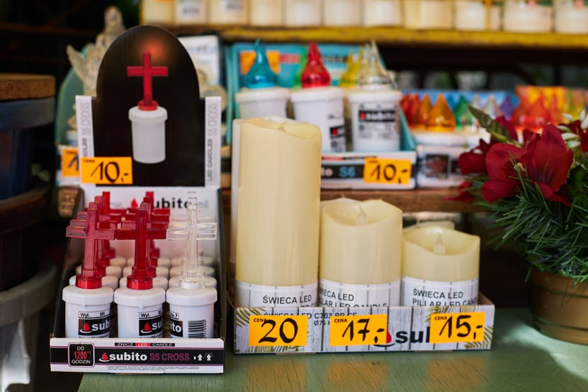 Na zdjęciu widać produkty, które można kupić przed Cmentarzem Osobowickim
