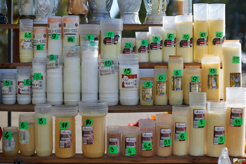 Na zdjęciu widać produkty, które można kupić przed Cmentarzem Osobowickim